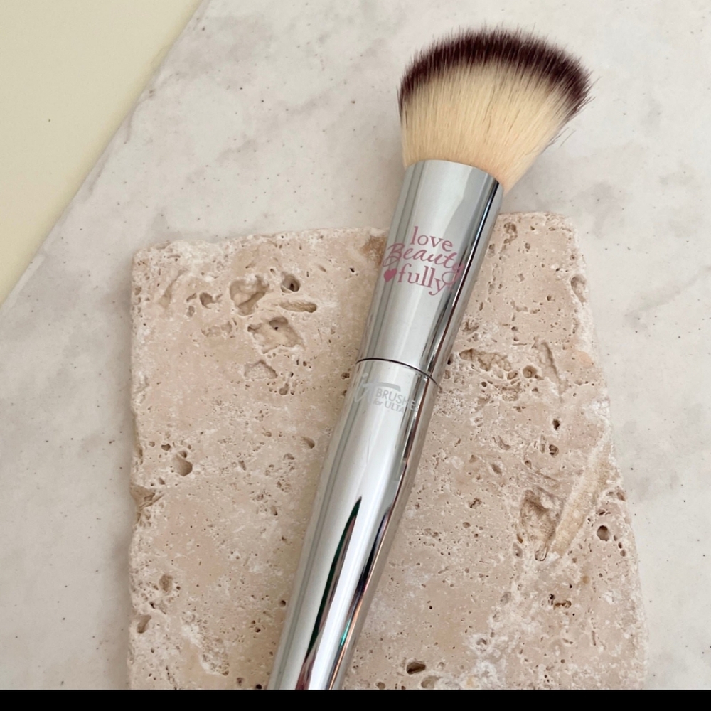 It Cosmetics Love Beauty Fully Flawless Blush Brush - Picture 2 of 6